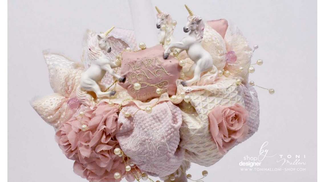 Lumanare botez brodata cu gold si accesorizata cu trei figurine unicorni Golden Unicorns Valley 8